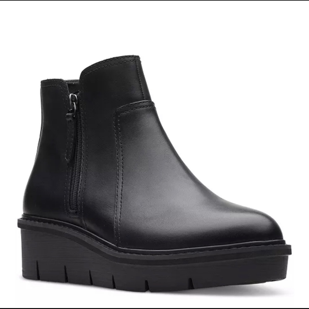 Clark’s Airabell Zip Booties size 7.5 new in box never worn